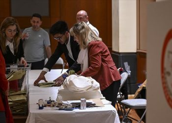 AK Parti, yurt dışındaki sandık sayılarının artırılması talebiyle YSK'ye başvurdu