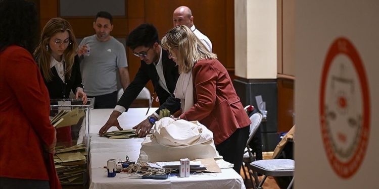 AK Parti, yurt dışındaki sandık sayılarının artırılması talebiyle YSK'ye başvurdu