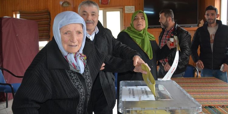 Trabzon'da 101 yaşındaki kadın oy kullandı