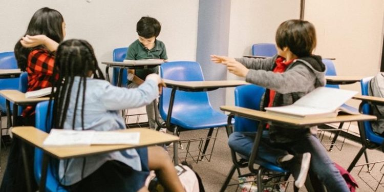 Çocuklukta karşılaşılan cinsiyet ayrımcılığı, beynin bazı bölümlerini inceltebiliyor