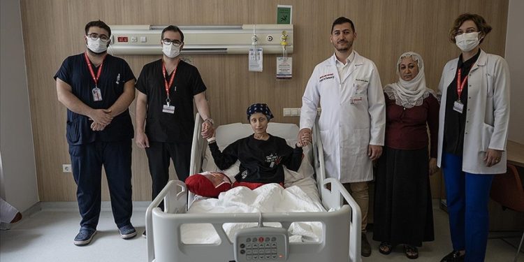 Bacağını kaybetme riski olan genç kız, 17 santimlik tümörden kurtularak ayağa kalktı