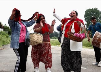 Düzce'de Romanlar davul zurna eşliğinde sandığa gitti