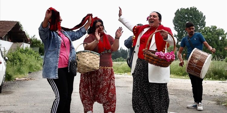 Düzce'de Romanlar davul zurna eşliğinde sandığa gitti