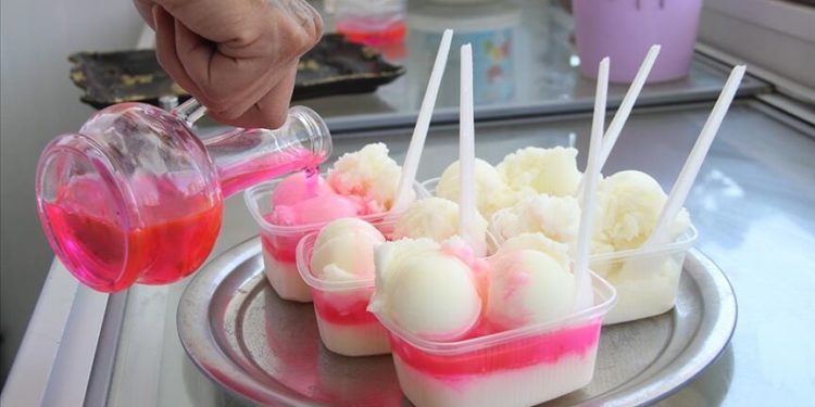 Hatay'ın serinleten tatlısı "haytalı" yeniden tezgahlardaki yerini aldı