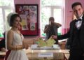 Oy kullanmaya gelinlik ve damatlıkla geldiler