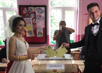 Oy kullanmaya gelinlik ve damatlıkla geldiler