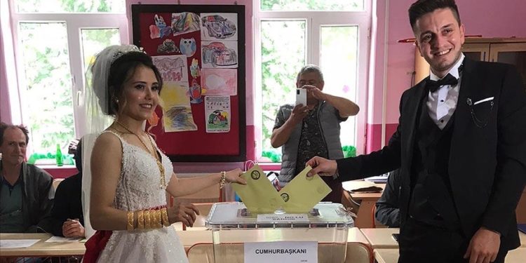 Oy kullanmaya gelinlik ve damatlıkla geldiler