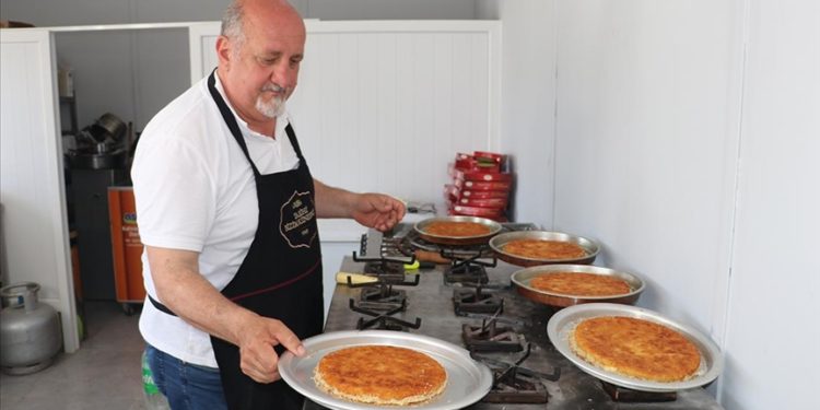 Tescilli Antakya künefesi konteyner çarşıda müşterilere sunuluyor