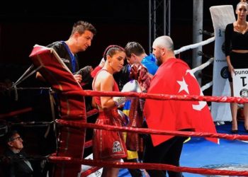 Profesyonel boksör Seren Ay Çetin, dünya 1 numarasıyla karşılaşacak