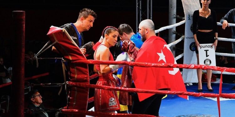 Profesyonel boksör Seren Ay Çetin, dünya 1 numarasıyla karşılaşacak