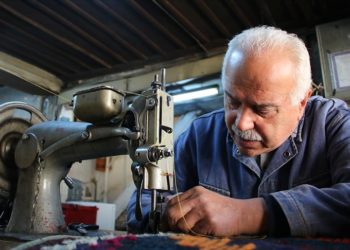 Veli usta Kütahya'daki atölyesinde asırlık tezgahta 45 yıldır kilim dokuyor