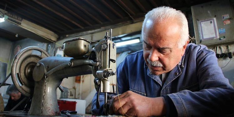 Veli usta Kütahya'daki atölyesinde asırlık tezgahta 45 yıldır kilim dokuyor