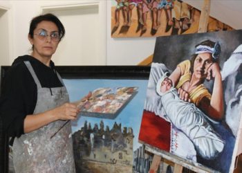 Diyarbakır’da ev hanımı ressam evini adeta sanat galerisine dönüştürdü
