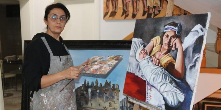 Diyarbakır’da ev hanımı ressam evini adeta sanat galerisine dönüştürdü