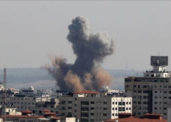 İsrail ordusu abluka altındaki Gazze’de 53 ayrı noktayı vurduğunu açıkladı