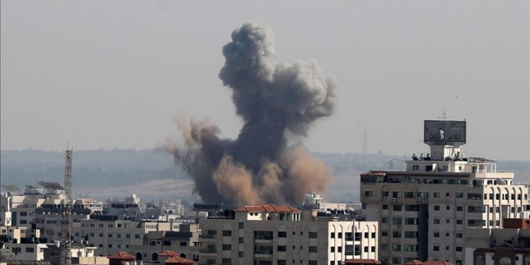 İsrail ordusu abluka altındaki Gazze’de 53 ayrı noktayı vurduğunu açıkladı