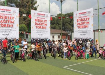 Kahramanmaraş'ta depremzede çocuklara bisiklet dağıtıldı