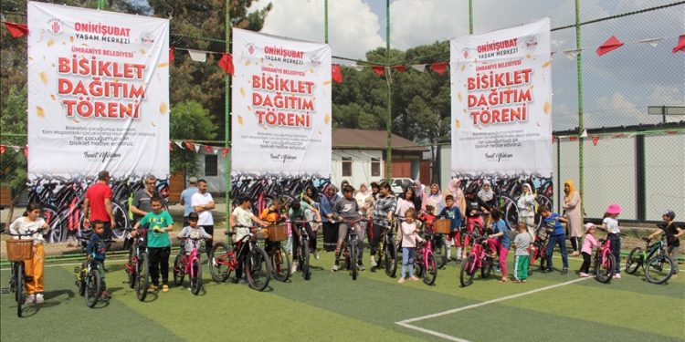 Kahramanmaraş'ta depremzede çocuklara bisiklet dağıtıldı