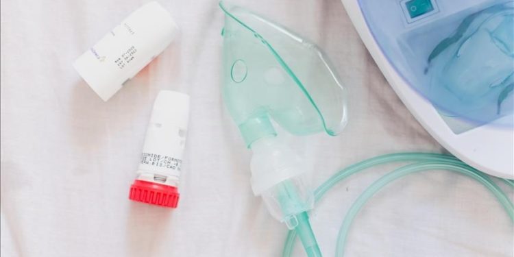 Astım tedavisinde nefes açıcı ilaçların soluk aldırma cihazıyla kullanılması öneriliyor