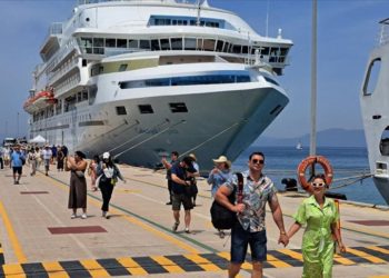 Kuşadası'na 5 kruvaziyerle 7 bin 550 turist geldi
