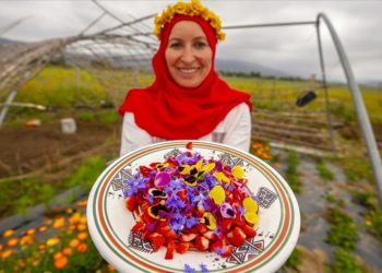 Tunuslu kadın gazeteci “stressiz hayat” için yenilebilir çiçek yetiştiriciliğine başladı