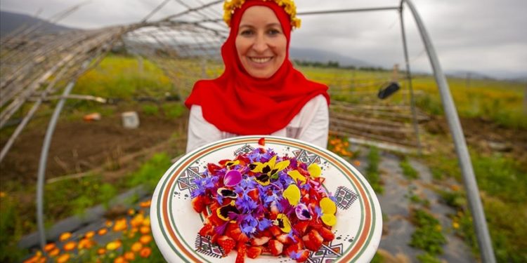 Tunuslu kadın gazeteci “stressiz hayat” için yenilebilir çiçek yetiştiriciliğine başladı