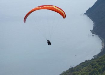 Mavi ve yeşilin buluştuğu Uçmakdere paraşüt tutkunlarını ağırlıyor