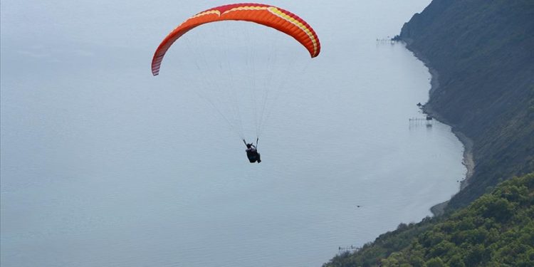 Mavi ve yeşilin buluştuğu Uçmakdere paraşüt tutkunlarını ağırlıyor