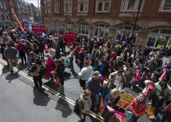 Londra’da binlerce öğretmen maaş artışı talebiyle Başbakanlığa yürüdü