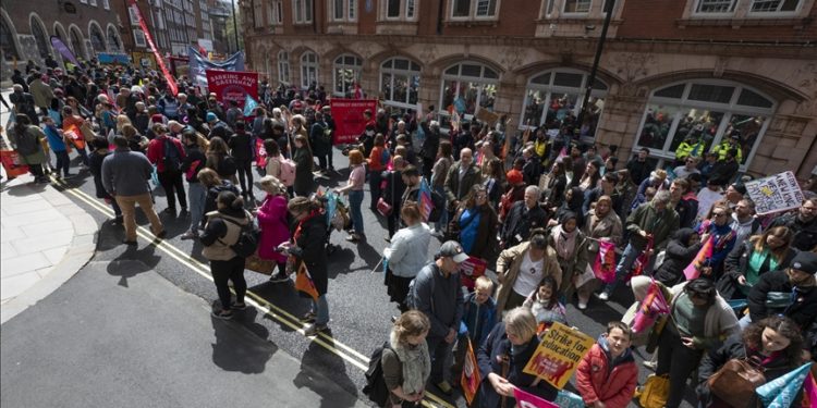 Londra’da binlerce öğretmen maaş artışı talebiyle Başbakanlığa yürüdü