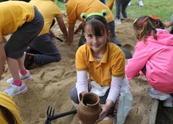 Edirne'de "minik arkeologlar" müze bahçesinde deneysel kazı yaptı