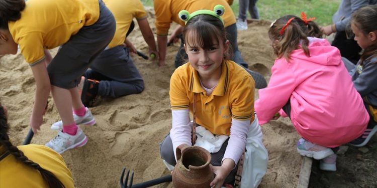 Edirne'de "minik arkeologlar" müze bahçesinde deneysel kazı yaptı