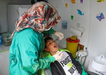 Malatya'da görevli diş hekimleri, depremzedeleri mobil araçlarda tedavi ediyor