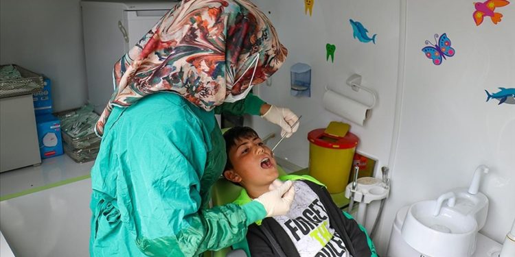 Malatya'da görevli diş hekimleri, depremzedeleri mobil araçlarda tedavi ediyor