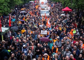 Fransa'da emeklilik reformunu iptal tasarısının mecliste görüşülmesine yeşil ışık