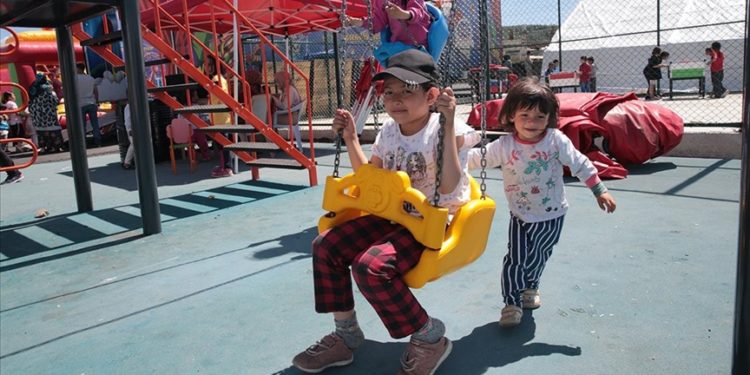 Afetzede çocuklar konteyner kentlerdeki “festivaller”le deprem psikolojisinden uzaklaşıyor