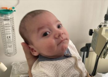 Soluk borusu dar olan Gürcü bebek, İzmir’deki ameliyatla rahat nefes aldı