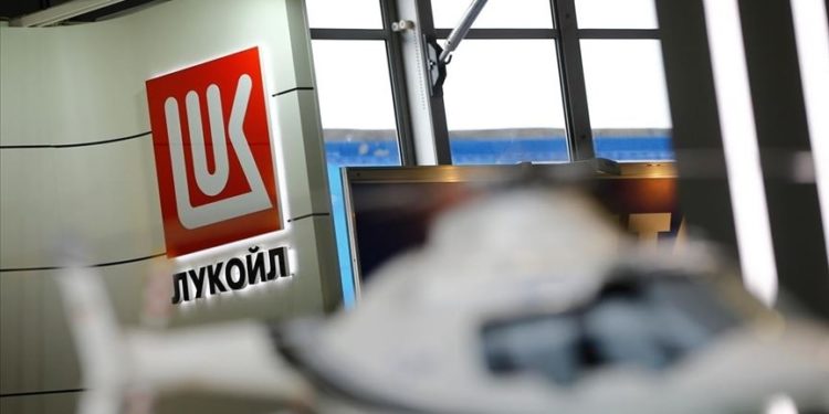 Rus petrol şirketi Lukoil'in net karı yüzde 22 azaldı