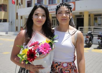 Antalya'da ikiz kızlar oy kullandıktan sonra sandık görevlisi annelerine çiçekle sürpriz yaptı