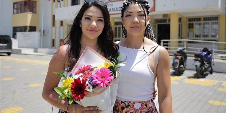 Antalya'da ikiz kızlar oy kullandıktan sonra sandık görevlisi annelerine çiçekle sürpriz yaptı