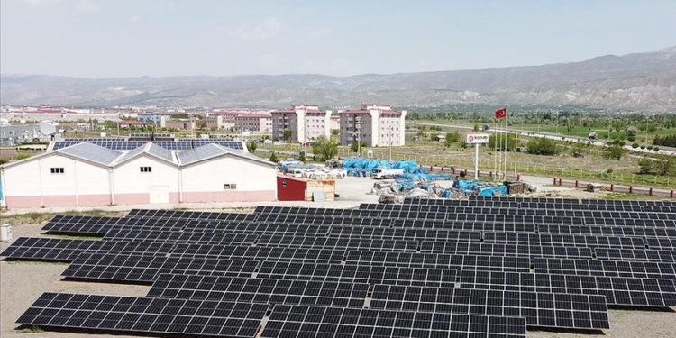 Erzincan OSB’deki yatırımcılar enerji maliyetlerini güneş panelleriyle düşürüyor