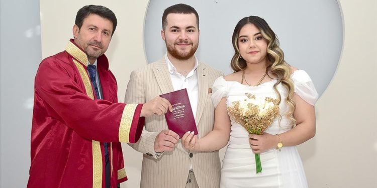 Kahramanmaraş’ta depremlerden dolayı ertelenen nikahlar kıyılıyor