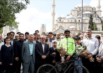 Fransa’dan bisikletle hacca gitmek için yola çıkan Fas asıllı Fransız yazar İstanbul’da