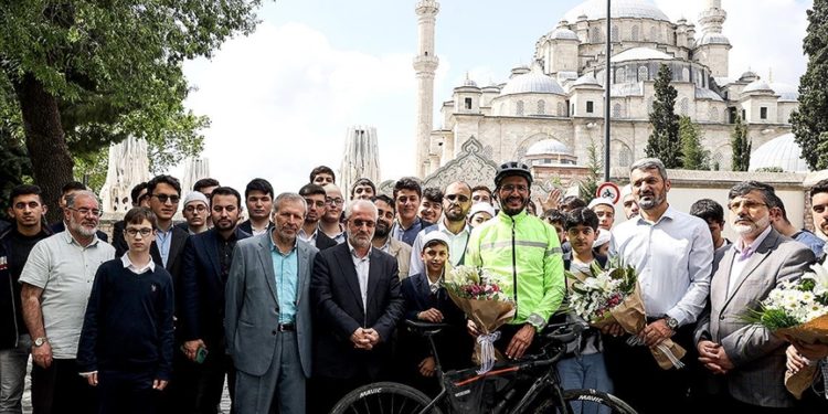 Fransa’dan bisikletle hacca gitmek için yola çıkan Fas asıllı Fransız yazar İstanbul’da