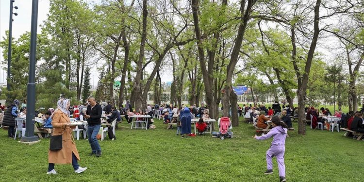 Engelli sporcular ve aileleri “Engelsiz piknik, kültür ve spor şenliği”nde buluştu