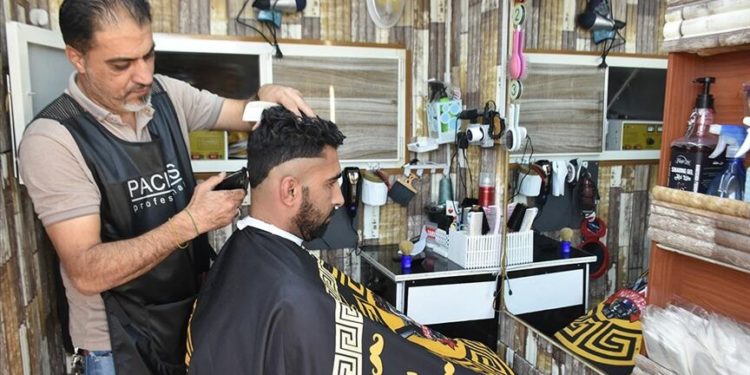 Kerküklü “seyyar berber” aracıyla sokak sokak gezerek hizmet sunuyor