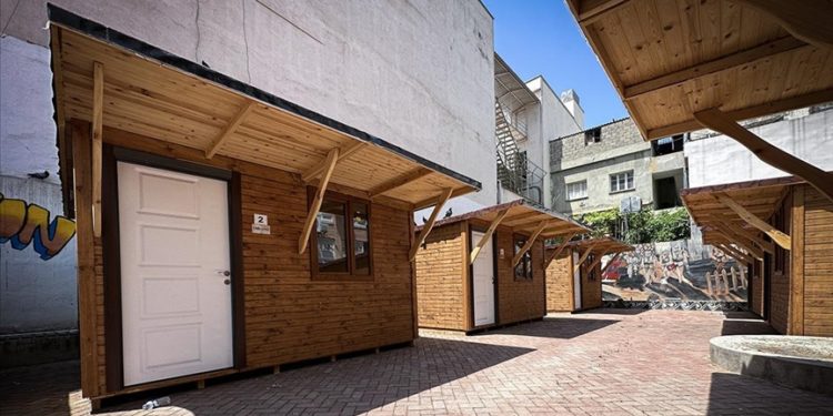 Depremzede kuyumcular, ahşap prefabriklerde iş başı yapacak