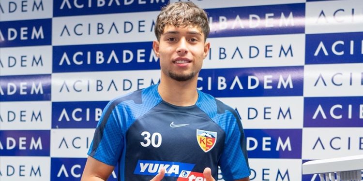 Kayserispor, Talha Sarıarslan'ın sözleşmesini 2 yıllığına uzattı