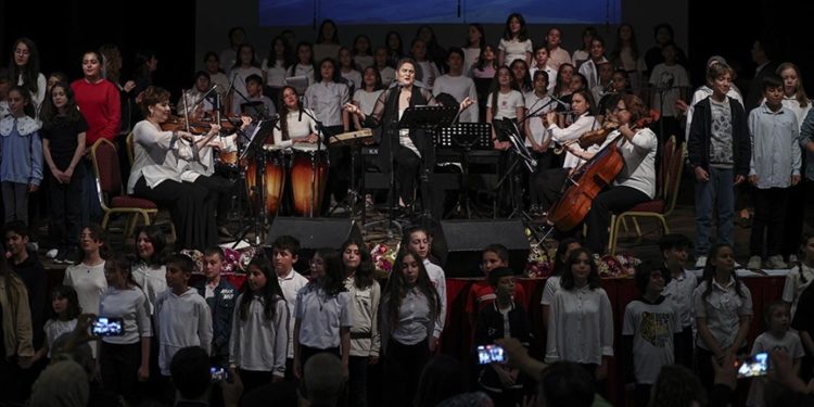 Deprem bölgesinden başkente gelen öğrenciler konser verdi