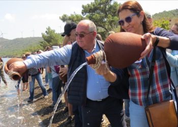 Muğla'da düzenlenen dostluk ve doğa yürüyüşünde Akdeniz'den alınan su Ege'ye döküldü